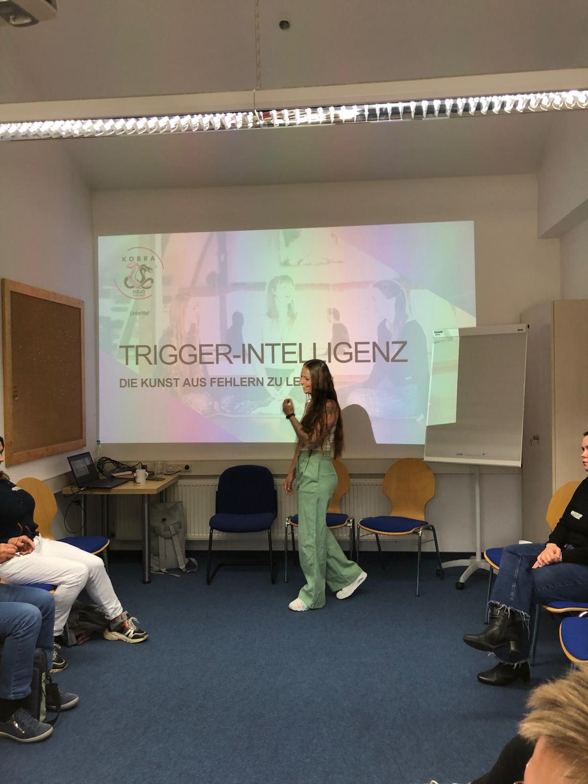 Laura Ziaja hält ihren Vortrag „Trigger-Intelligenz“